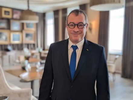 Le directeur des restaurants du Grand Monarque, à Chartres, nommé pour le titre de directeur de salle de l’année 2024 par le Gault et Millau.