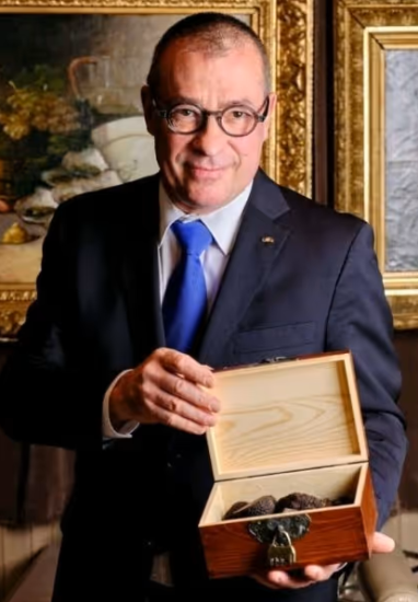 Christophe VUILLARD, Directeur des restaurants du Grand Monarque. Fidèle au poste depuis 1996 !